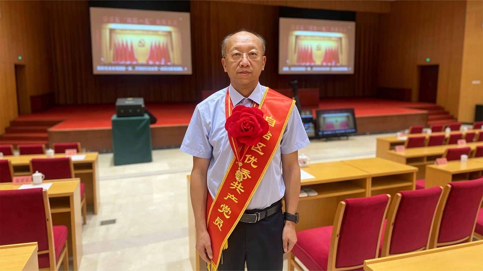 喜報(bào) | 福達(dá)股份蒲鷹榮獲“自治區(qū)優(yōu)秀共產(chǎn)黨員”稱號(hào)